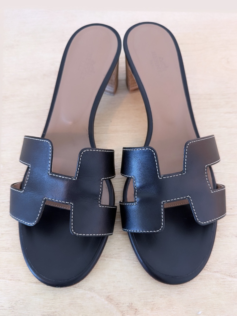 Hermès Oasis sandals in black calfskin leather